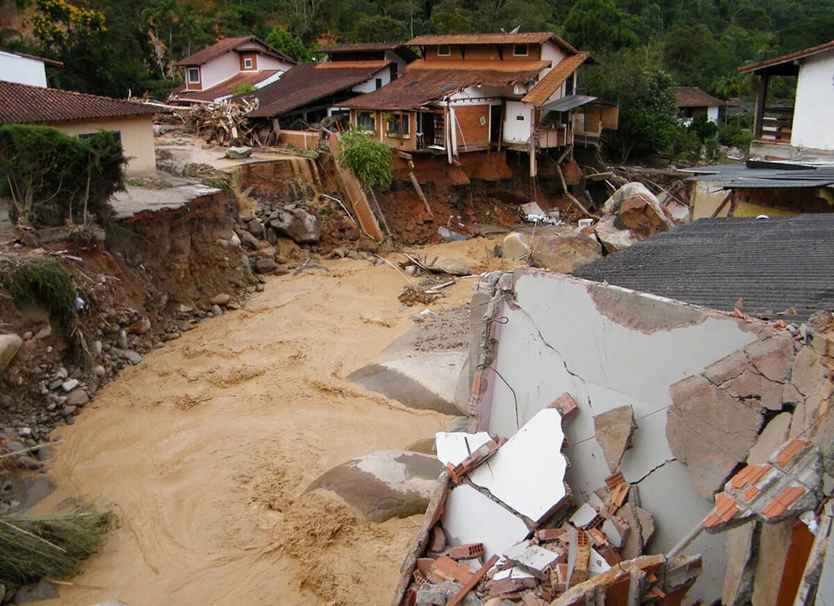 Наводнения и оползни в Рио де Жанейро. Оползня в Рио-де-Жанейро, 2011 год. Наводнения и оползни в городе Петрополис (Бразилия). Наводнение в Рио де Жанейро. Землетрясение оползни сели