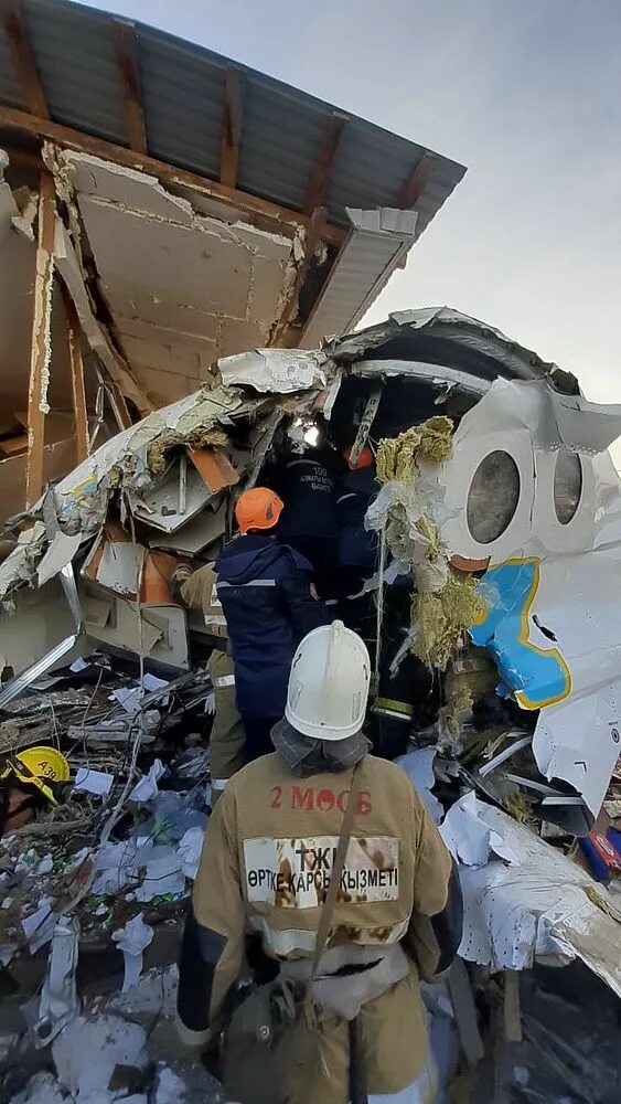 Какой самолет упал сегодня. Air Fokker 100 bek авиакатастрофа. Катастрофа Fokker 100 под Алма-атой. Бек Эйр катастрофа 27 декабря.
