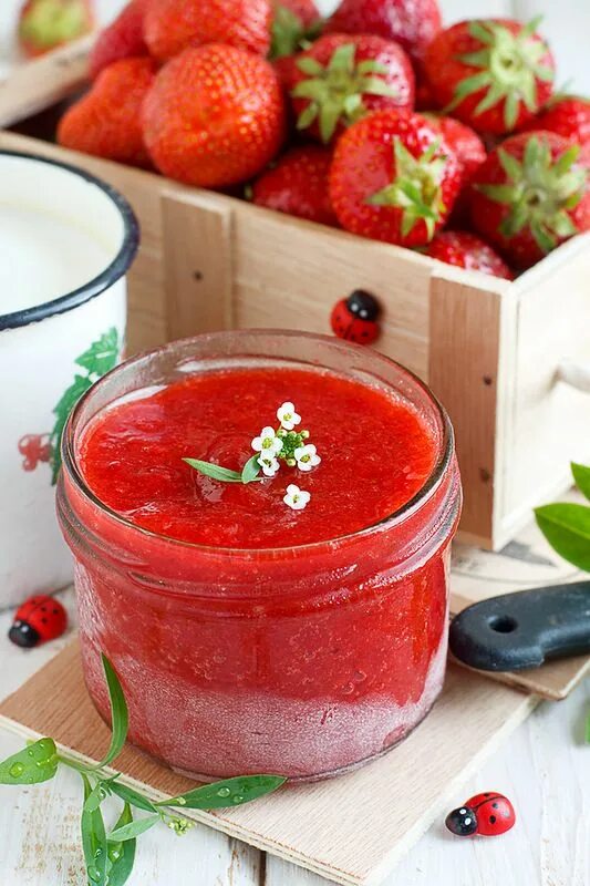 Клубничный гаспачо с мороженым. Пюре из клубники. Пюре из клубники. Пюре клубника малина. Пюре земляника.