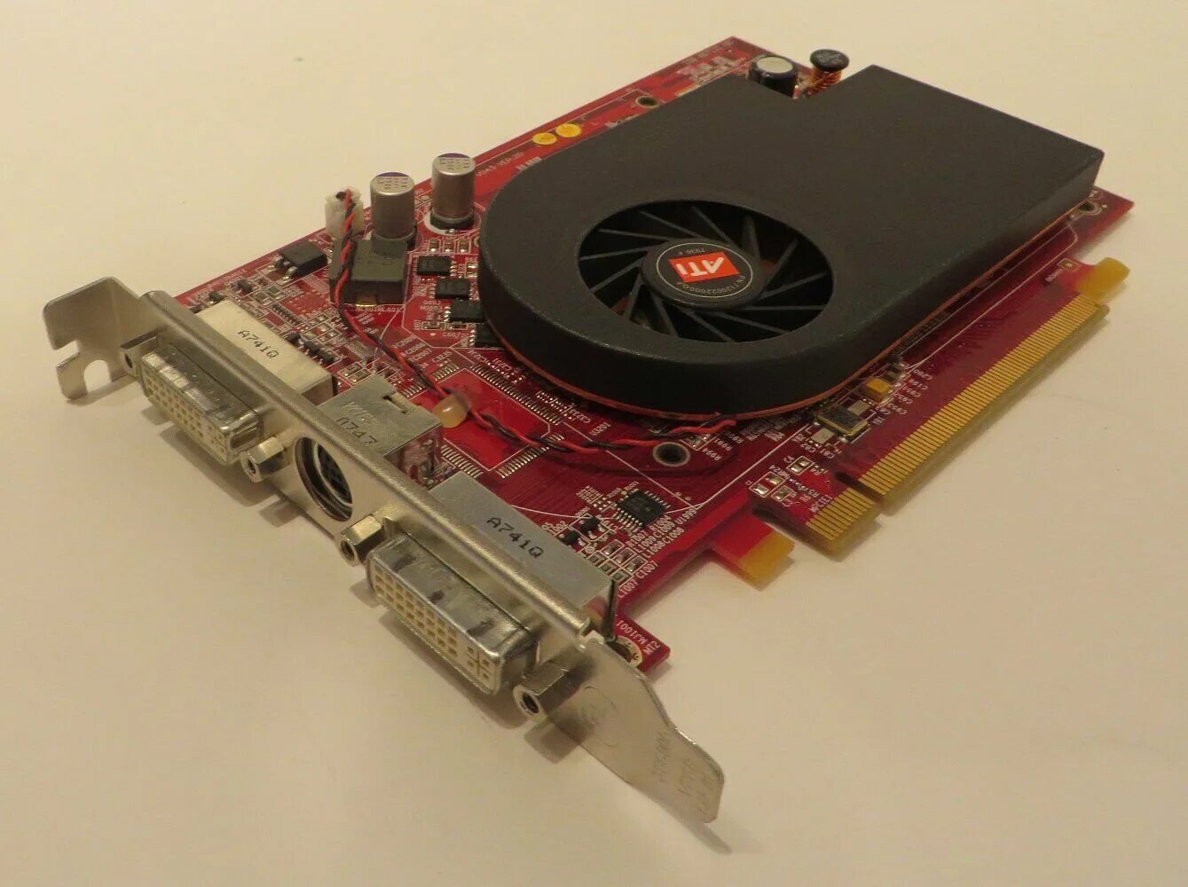 Ati radeon x1600. Видеокарта ATI Radeon x1600xt. Sapphire ATI Radeon x1600 Pro. X1600 Pro 256mb. Видеокарта ATI 1600 XT.