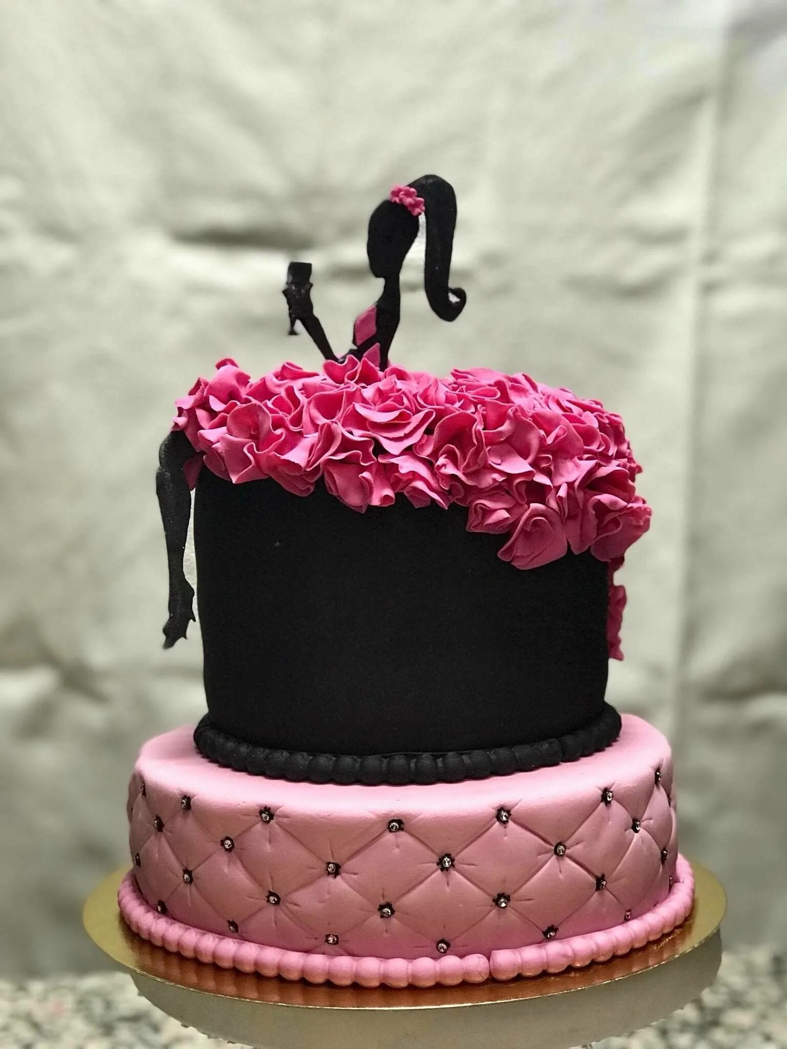 Красивые торты для девочек. Торт для женщины. Красивый торт для девушки. Торт черный с розовым. Черно розовый торт