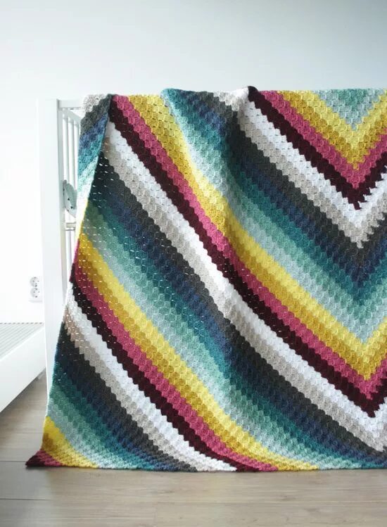 Летний плед крючком из полушерстяной пряжи. Плед крючком с угла. Детский плед от угла спицами. Плед с угла спицами по диагонали. Плед из угла в угол крючком.