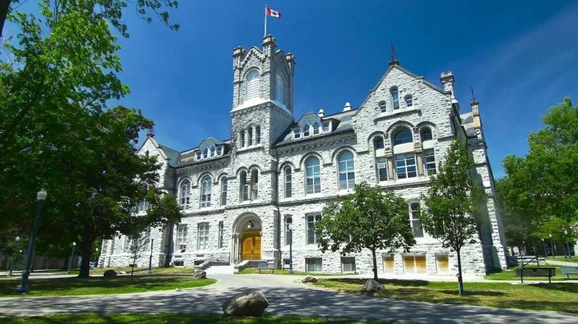 Королевский университет Канада. Королевский университет в Кингстоне. Университет Куинс в Кингстоне. Колледж Квинс Канада.