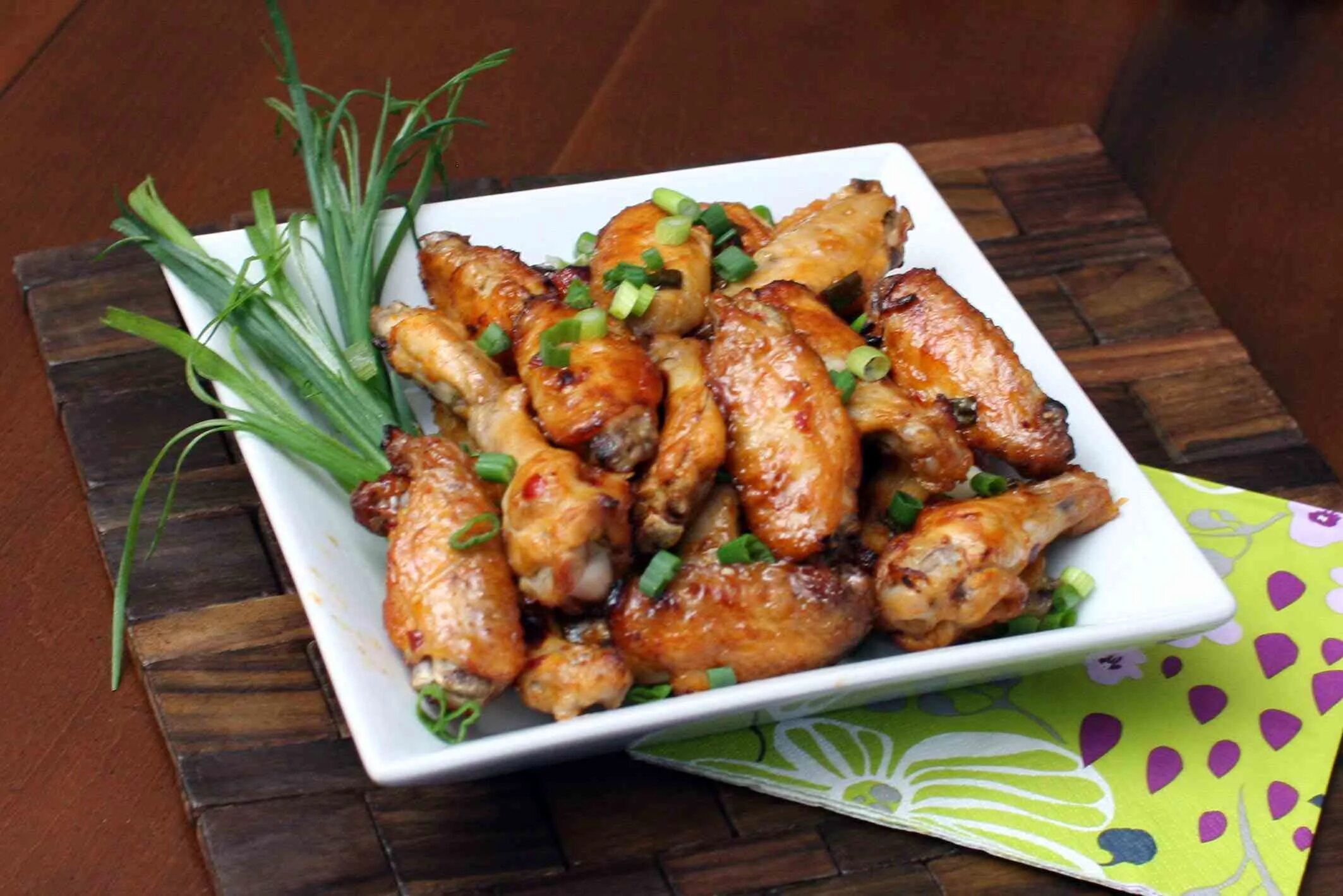 Как приготовить куриные крылышки быстро и вкусно. Крылышки куриные. чесночные куриные крылышки. крылья куриные. острые куриные крылышки.