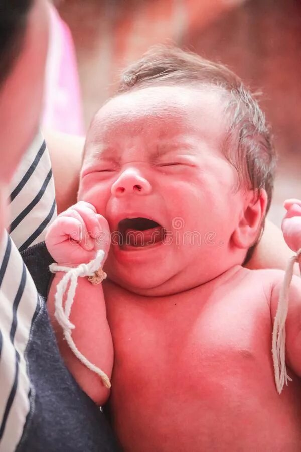 Плачь ребенка при рождении. Ребенок плачет. Новорожденный кричит. Плач новорожденного ребенка. Новорожденный ребенок плачет.