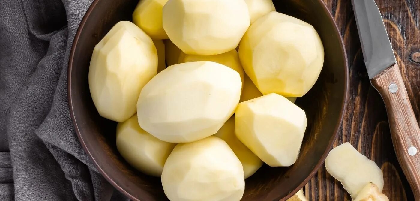 Очищенный. Фото картошки очищенной в качестве 1200 на 900. Очищенный картофель хранят. Как хранят очищенный картофель. Как сохранить очищенную картошку на сутки.