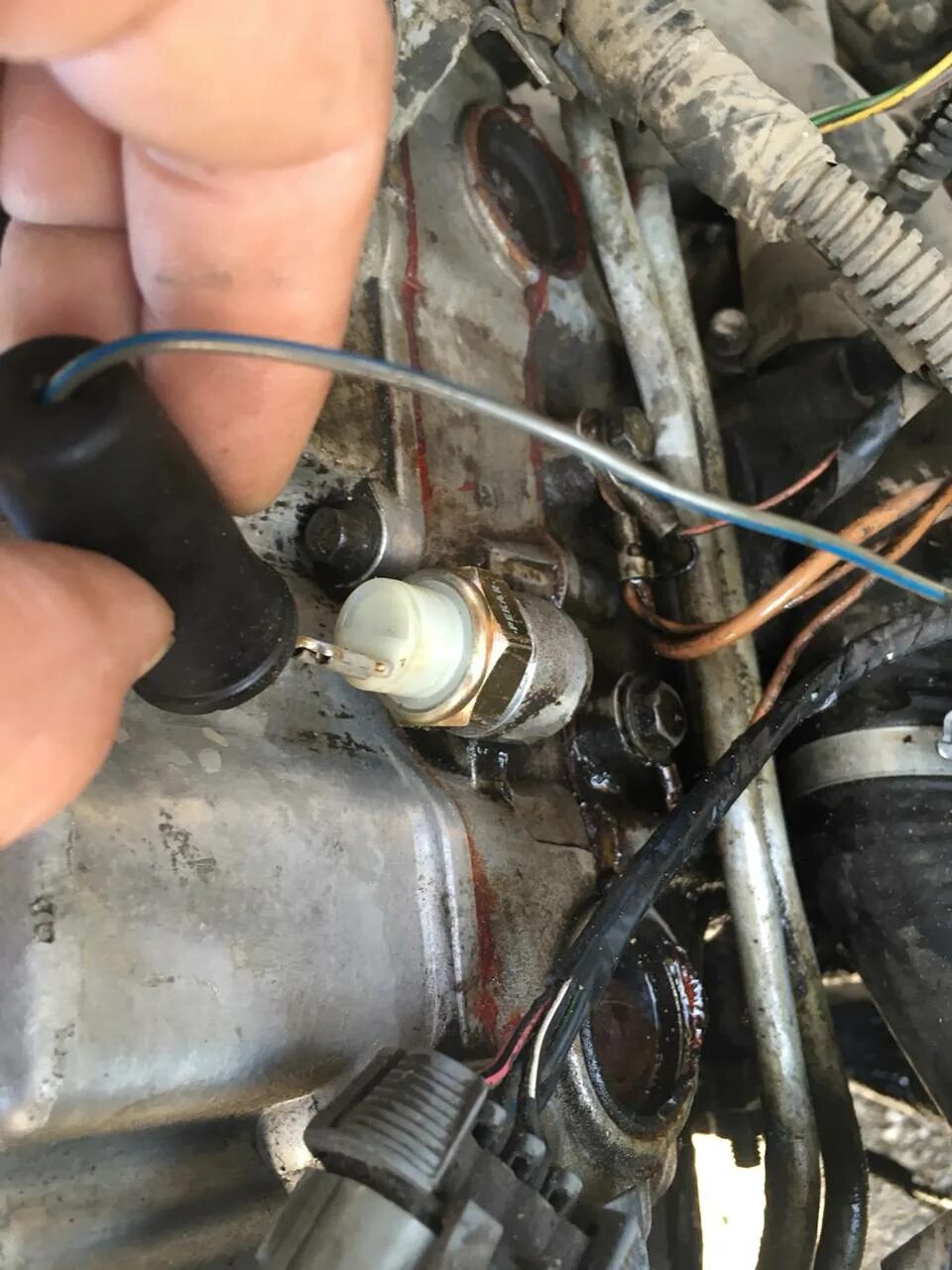 Провод на датчик давления масла приора 16. Датчик давления ваз 2110 16 клапанов. Лампочка датчика давления масла ваз-2110. Датчик аварийного давления масла ваз 2105. Датчик давления масла ваз 2107 инжектор.