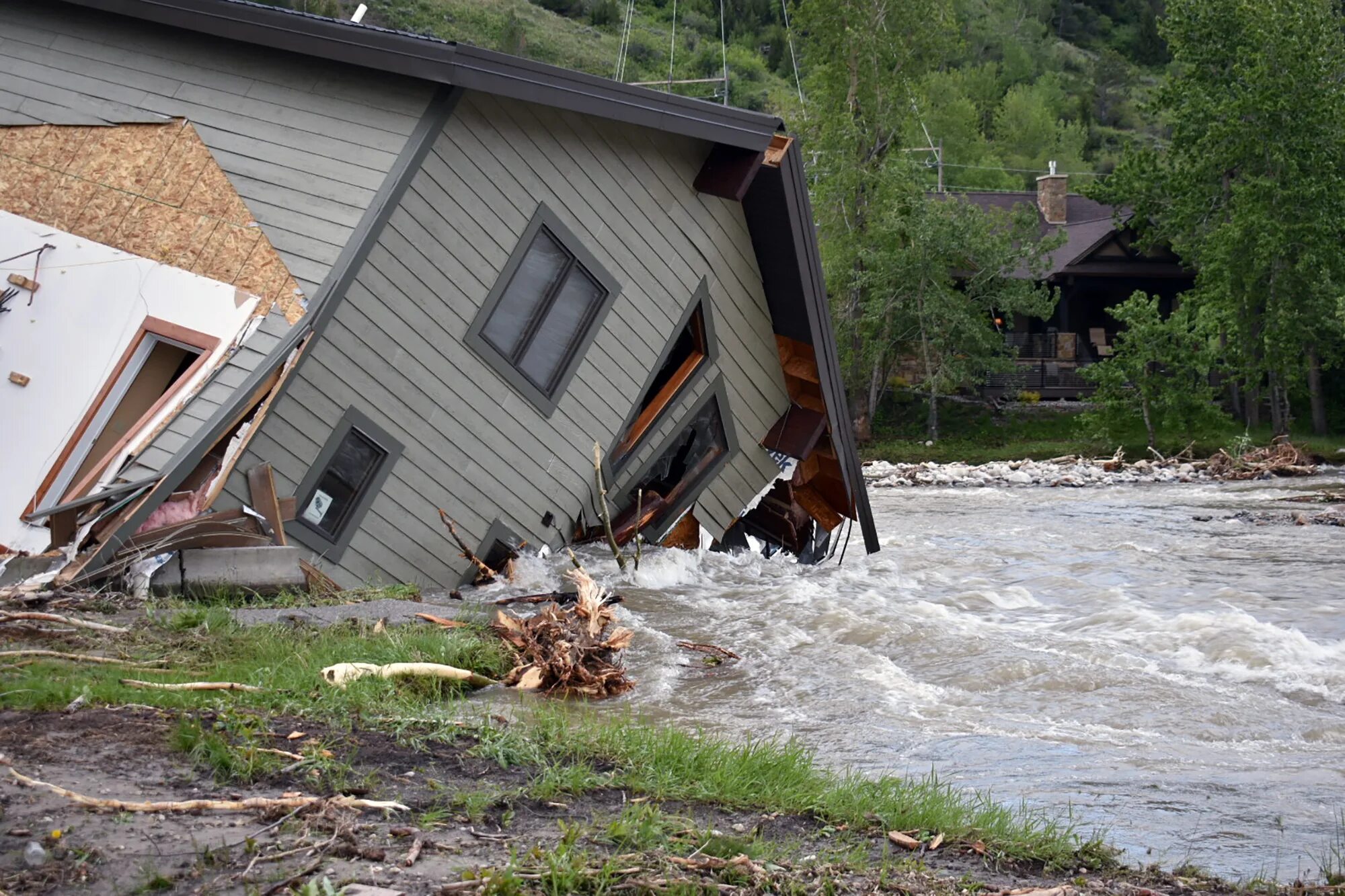 Flood natural disaster. Штат Монтана Йеллоустоун. Наводнение. Сильное наводнение. Наводнения в России.