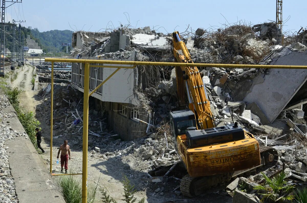 Самострой в краснодарском крае. Снос здания. Дом самострой. Самострой туапсе. Самострой в краснодаре.