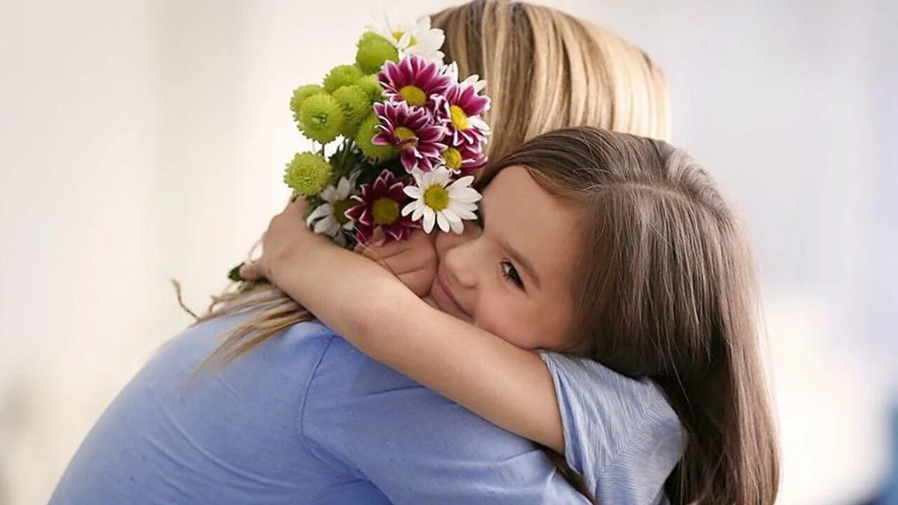Почему сегодня мама. День матери фото. Фото на тему день матери. Мамина нежность. День матери в Швеции.
