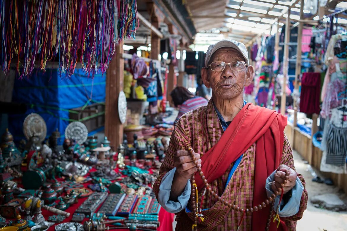 Бутан работа. Бутан сувениры. Бутан люди. Королевство бутан рынок. Бутан Страна рынок.
