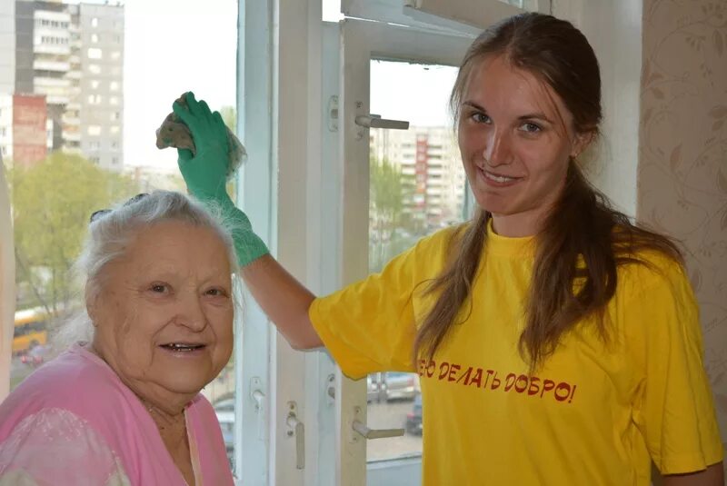 Бабушке помогала по дому. Волонтеры помогают пожилым людям. Волонтеры помогают пенсионерам. Волонтерство для пожилых людей. Волонтеры и пожилые люди.