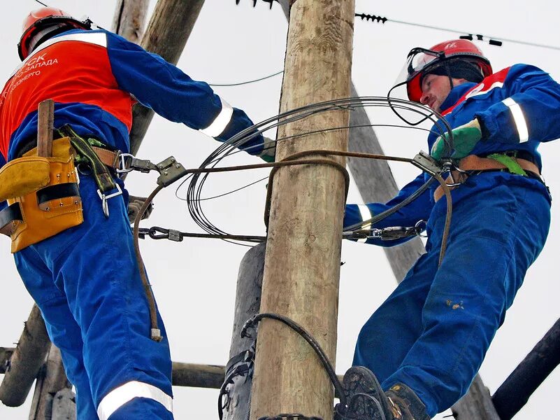 Электроустановка свыше 1000в. Экипировка электромонтера. Электрик на опоре. Электромонтер. Электромонтеры зимой.