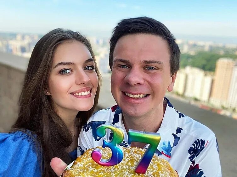 Дмитрий Комаров и Александра Кучеренко в 2021 г Объятия