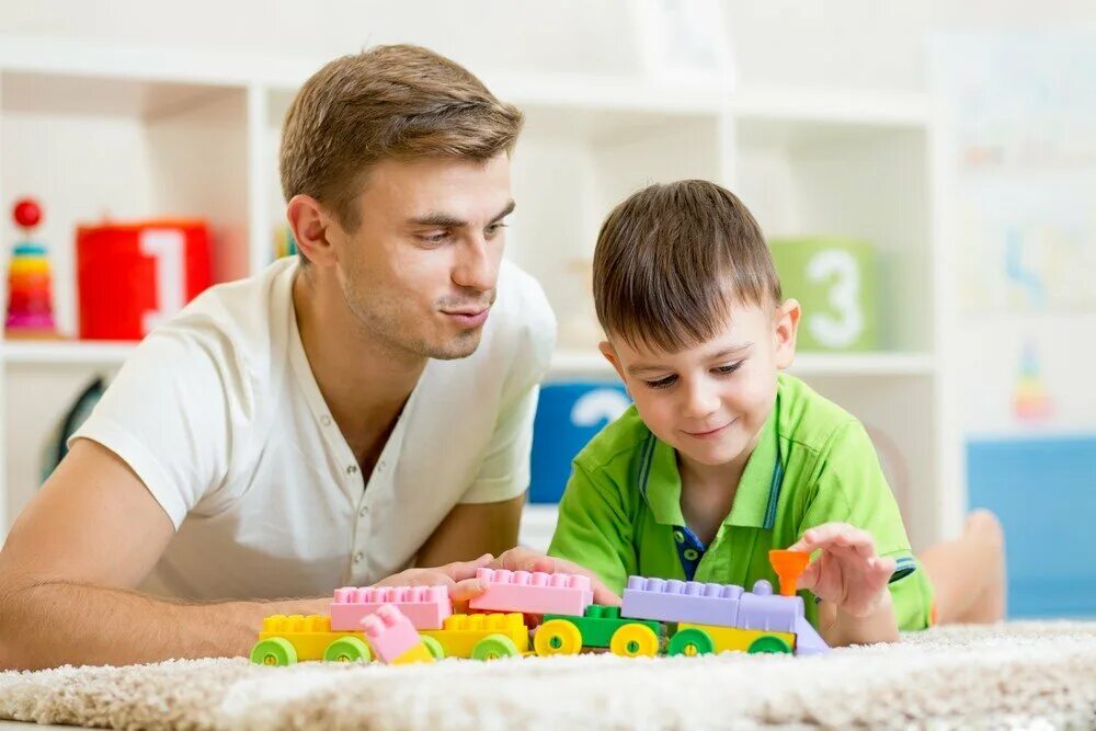 Dad likes playing. Родители и дети. Родители играют с детьми. Дети и родители вместе. Детям о папе.