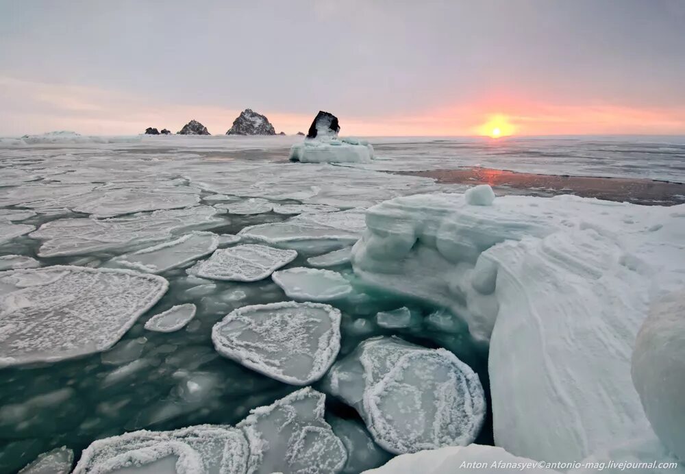 Замершее салсотто. Охотское море Магадан. Охотское море зима. Охотское море зима Магадан. Берег Охотского моря зимой.