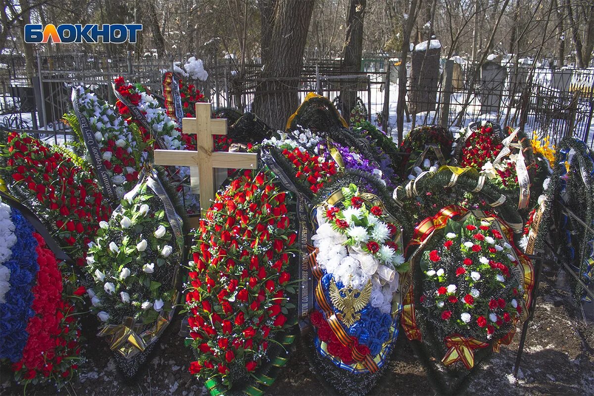 Сколько погибло в белгороде с начала сво. Похороны Олега Червова Воронеж. Венки на кладбище. Кладбище погибших на спецоперации. Кладбище военных погибших на Украине.