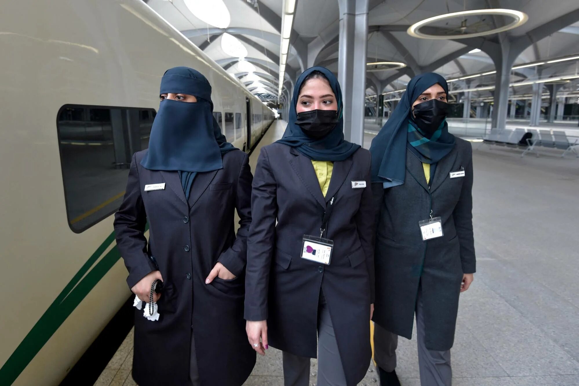 Как выглядит саудовская аравия. Медина Саудовская Аравия. Поезда Саудовской Аравии. Саудовская Аравия женщины. Скоростной поезд в Саудовской Аравии.
