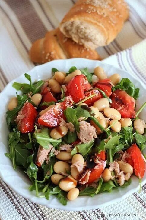 Салат тунец фасоль кукуруза. Салат с рукколой и помидорами и фасолью. салат с тунцом и фасолью. салат с белой фасолью. салат с тунцом и белой фасолью.