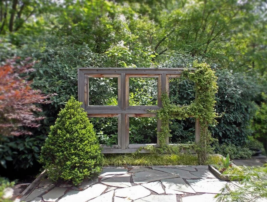 старые окна в саду. старые окна в саду.
