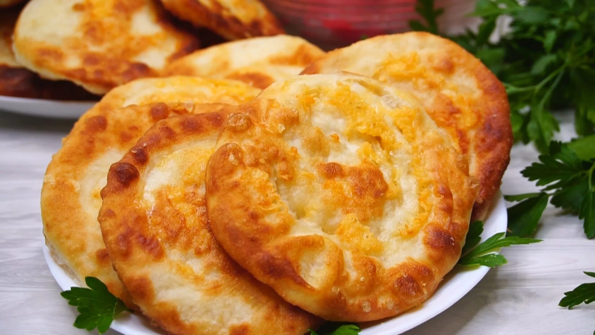 Пышные лепешки с сыром на сковороде. Сырная лепешка. сырная лепёшка на сковороде. лепешка с сыром. пышные лепешки.
