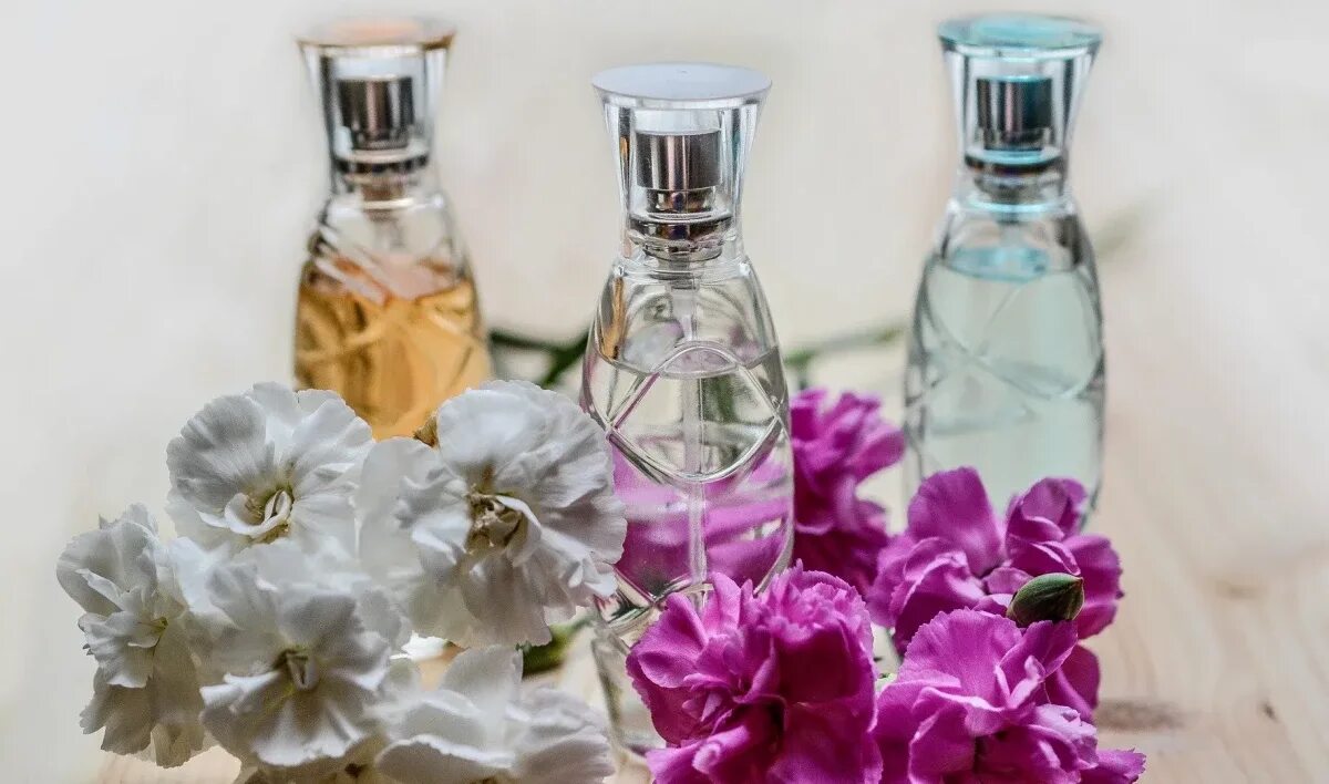 Флакон для духов чтобы перелить. Пахнет духами. Пятно от духов. Духи ремув. Распыление духов.