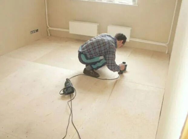 Фанера под линолеум на бетонный пол. Выбрать под линолеум какую фанеру. Осб плита на пол под линолеум. Фанера на пол. Осб на бетонный пол под линолеум.