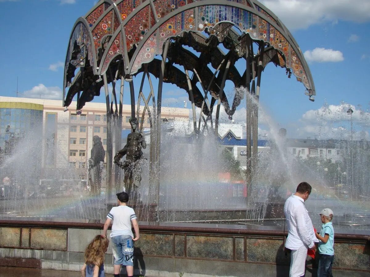 Московское время в тюмени. Фонтан на Цветном бульваре Тюмень. Фонтан времена года Тюмень. Достопримечательности Тюмени фонтан времена года. Фонтан времени.