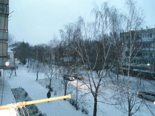 Снег почти растаял и хотя дорога. Снег в Джанкое. Джанкой зимой с высоты. Снег в Джанкое 2012. Заснеженный Джанкой фото.