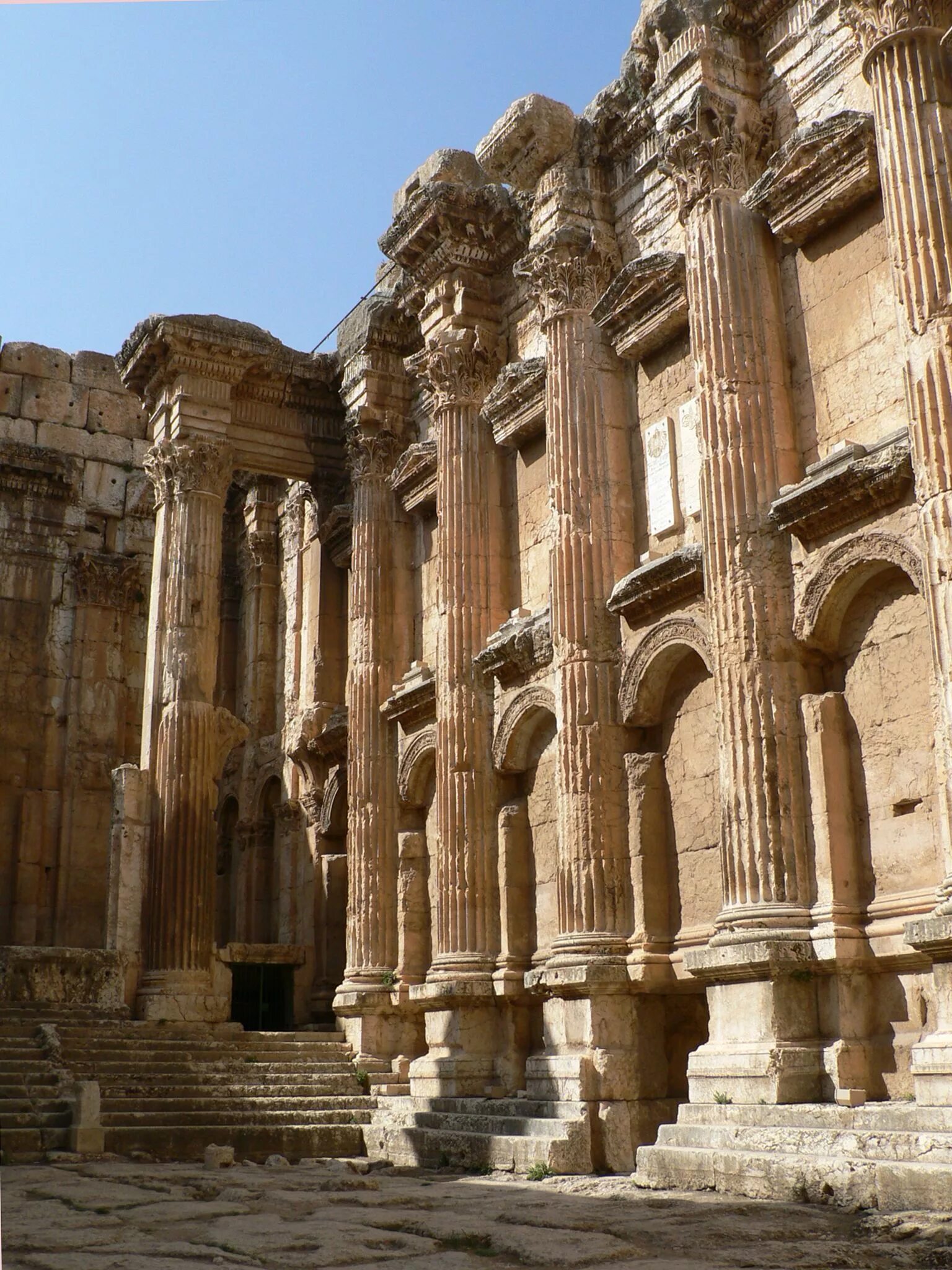 Roman temple. Баальбек. Храм в Баальбеке. Ливан храм Баальбек. Храм Юпитера в Баальбеке.