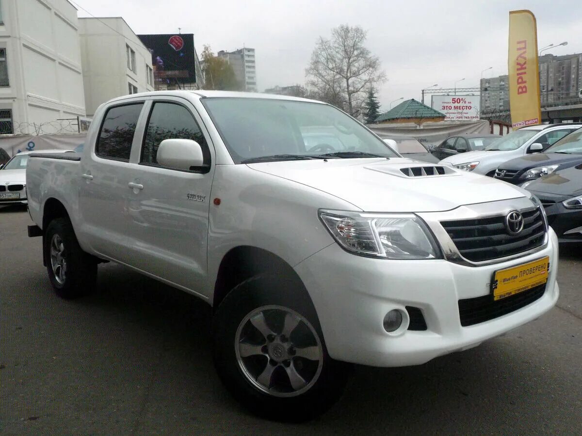 Хайлюкс купить бу россия. Toyota Hilux 2013. Тойота Хайлюкс 2013 белый. Таеьа Хай Люкс 2013 белая. Toyota Hilux 2013 года комплектация.