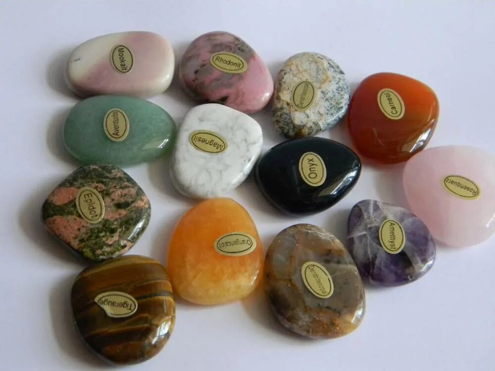 Натур камень. Камни галтовка Самоцветы. Галтовка полудрагоценных камней. Галтовка из натуральных камней. Браслеты из натуральных камней галтовка.