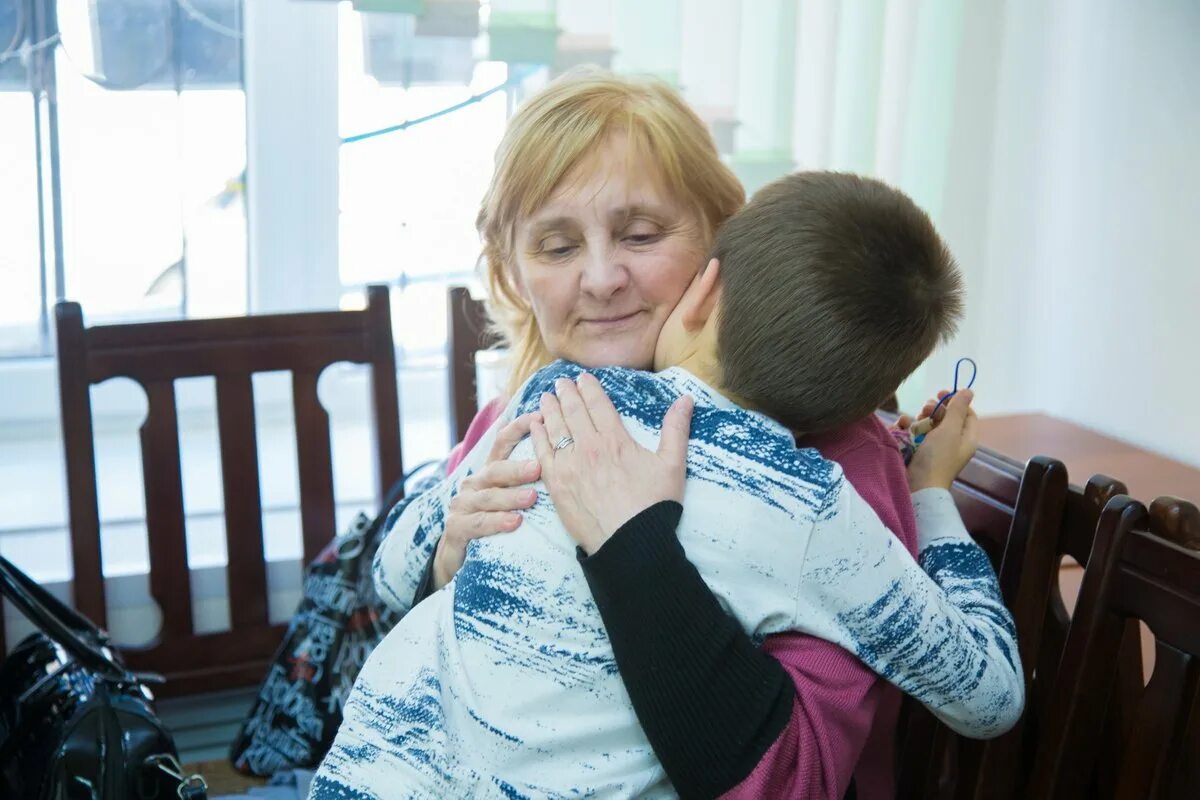 Отстраненные родители картинки. Воспитание ребенка. Опекун и попечитель. Фото опекунов. Усыновить ребенка.