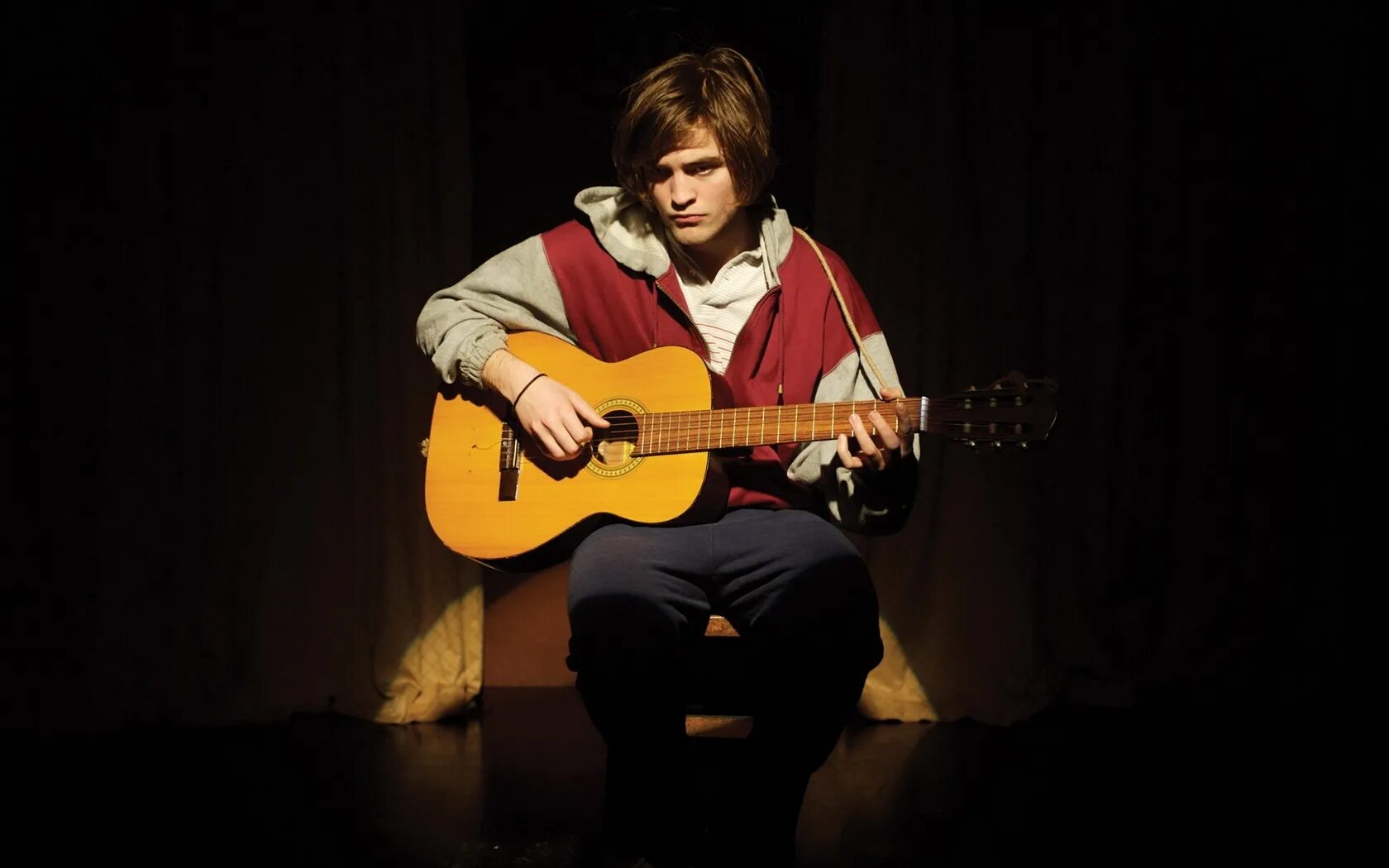 Гитара роберта паттинсона. Парень с электрон гитарой. Джефф бриджес с гитарой. Росс линч полосатый. Джефф бриджес сидит.