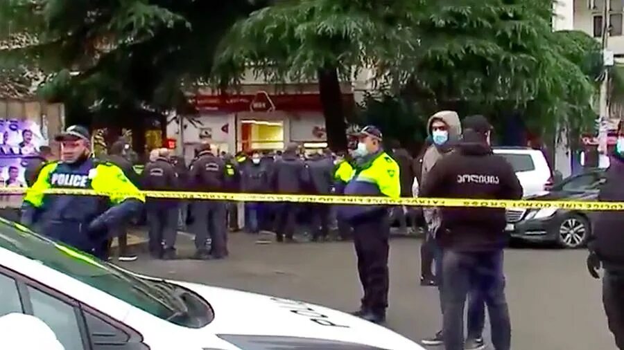 Вооруженные люди ворвались в полицию в ереване. Полиция Тбилиси. Отделение полиции в Тбилиси. Теракт в Грузии. Полиция заложники в банке.