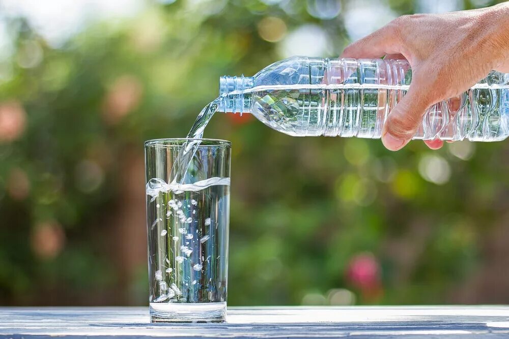 Бутылка для воды. Вода из бутылки. Минеральная вода в стакане. Бутылка минералки.