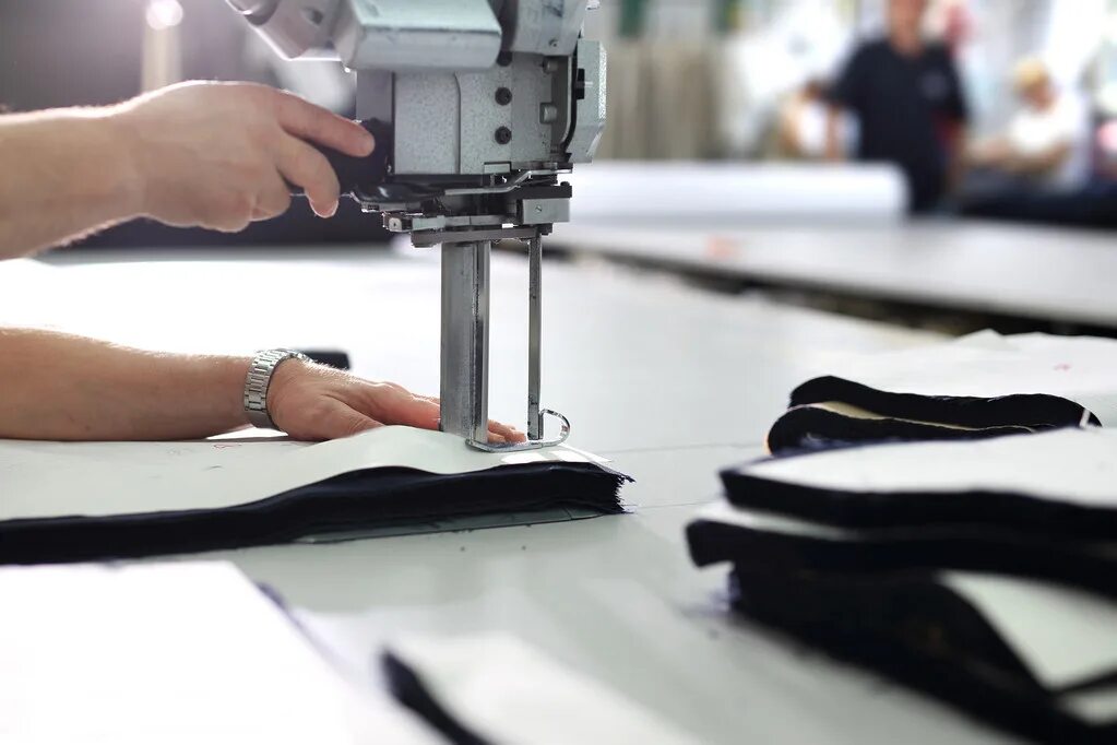 Портной режет ткань. Cutting clothes. Машинка которая режет ткань. Cloth cutting. Cutting height.