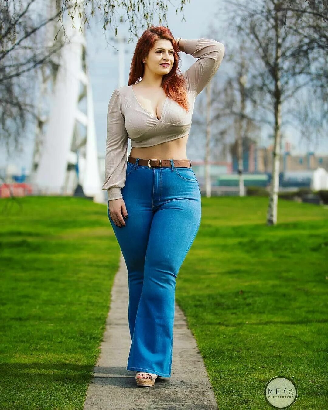 Большие ляшки молодой. Модель плюс Ioana Chira. Модель Ioana Chira Plus Size. Ioana Chira толстая. Лорен Сангстер плюс сайз.