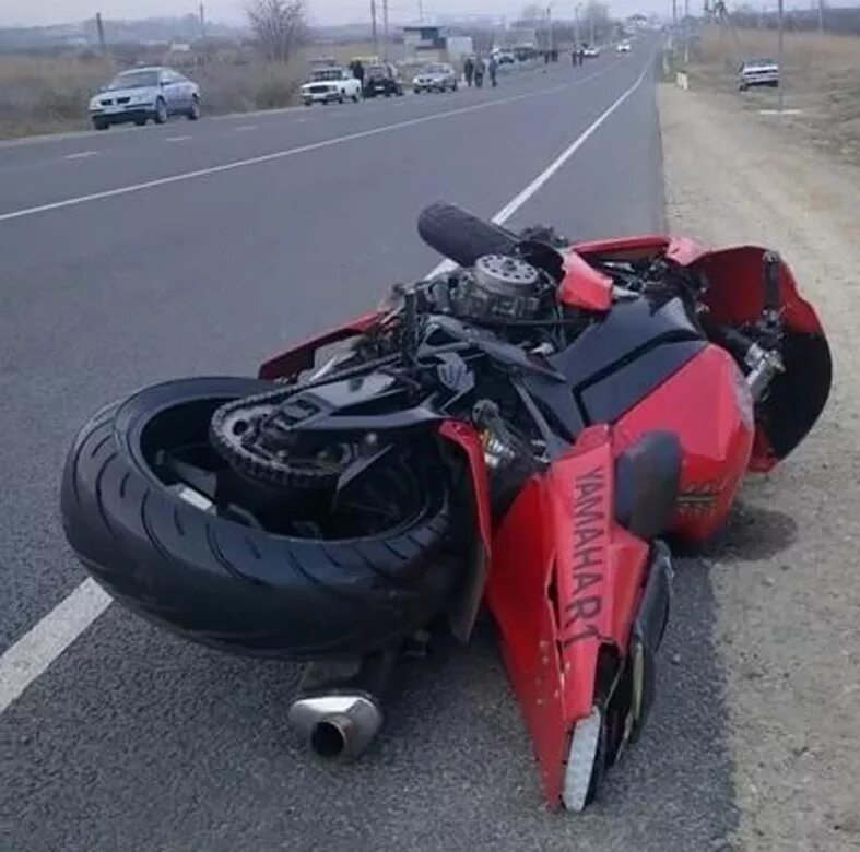 Мыши разбились на красной машине. Дтп красная cb400. Хонда cbr 600 rr после аварии. Разбился мотоцикл красный. Разбитый мотоцикл кавасаки.