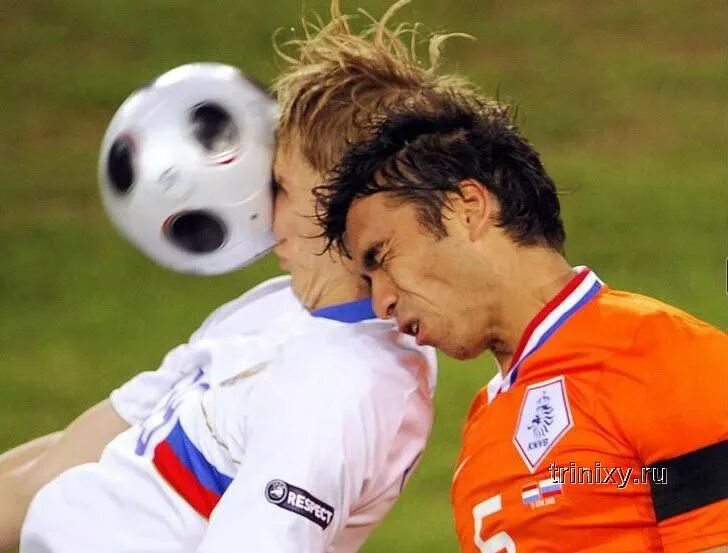 Человек опасный момент. Показать опасные моменты. Ливерпуль зенит суарес. Показать опасные моменты. Футболисты смешные моменты.