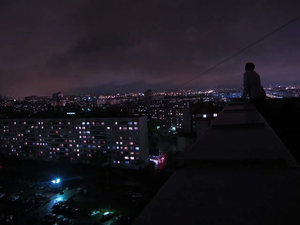 Город вдали сверкающий. Крыша 9 этажки ночью. Фото с крыши дома ночью. Вид на город с крыши. Ночные крыши домов.