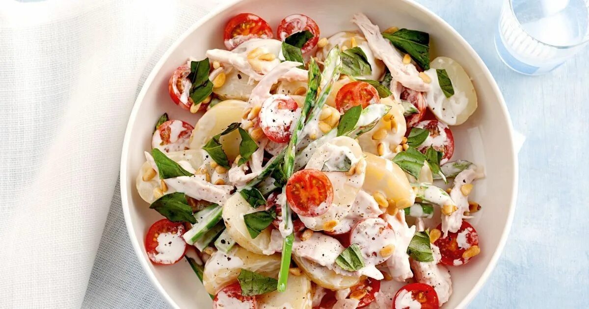 Chicken and potato salad. Chicken and potato salad. Салат с молодым картофелем и курицей. Овощные салаты для пикника. Теплый салат с картофелем.