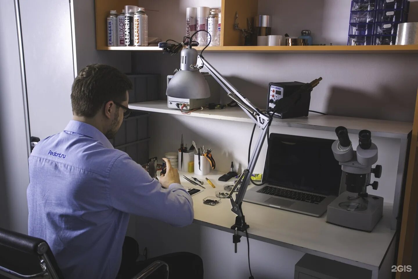 Рабочее место инженера. Компьютер в мастерской. Ремонтная мастерская. Оборудование электронщика. Ремонт оборудования.