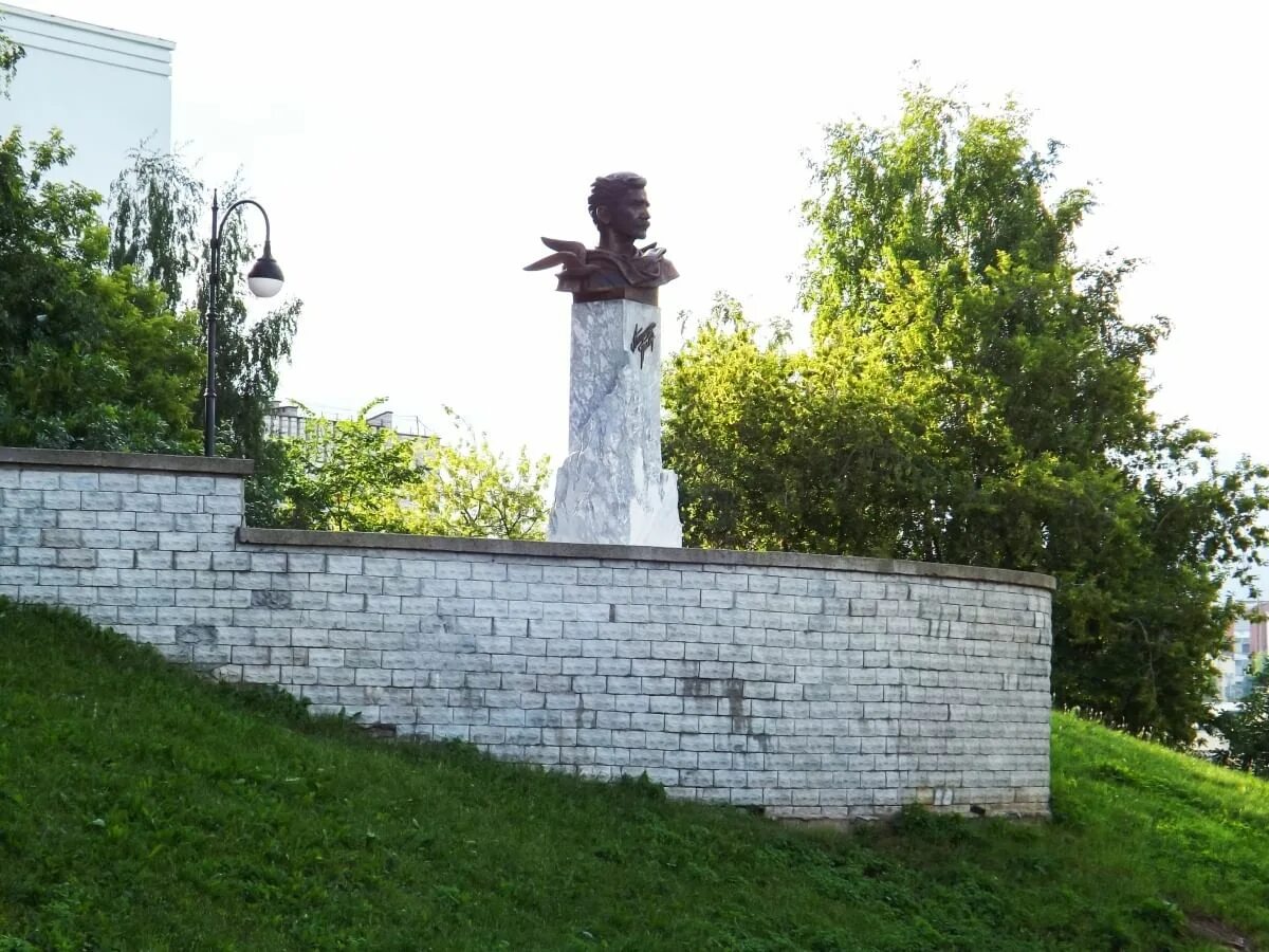 Где установлен памятник александру грину. Памятник грину киров. памятник грину на набережной киров. памятник александру грину в кирове. бюст грина киров.