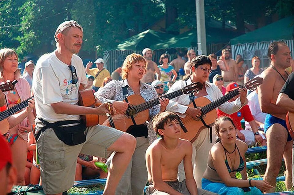 Грушинский фестиваль. Фестиваль авторской песни. Барды ссср. Бардовская песня фестиваль. Волга фест грушинский фестиваль.