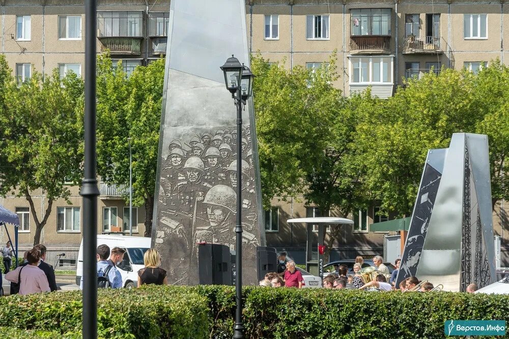 Сквер славы Магнитки Магнитогорск. Стела город трудовой доблести Магнитогорск. Сквер у стелы славы Магнитки, Магнитогорск. Тревога магнитогорск