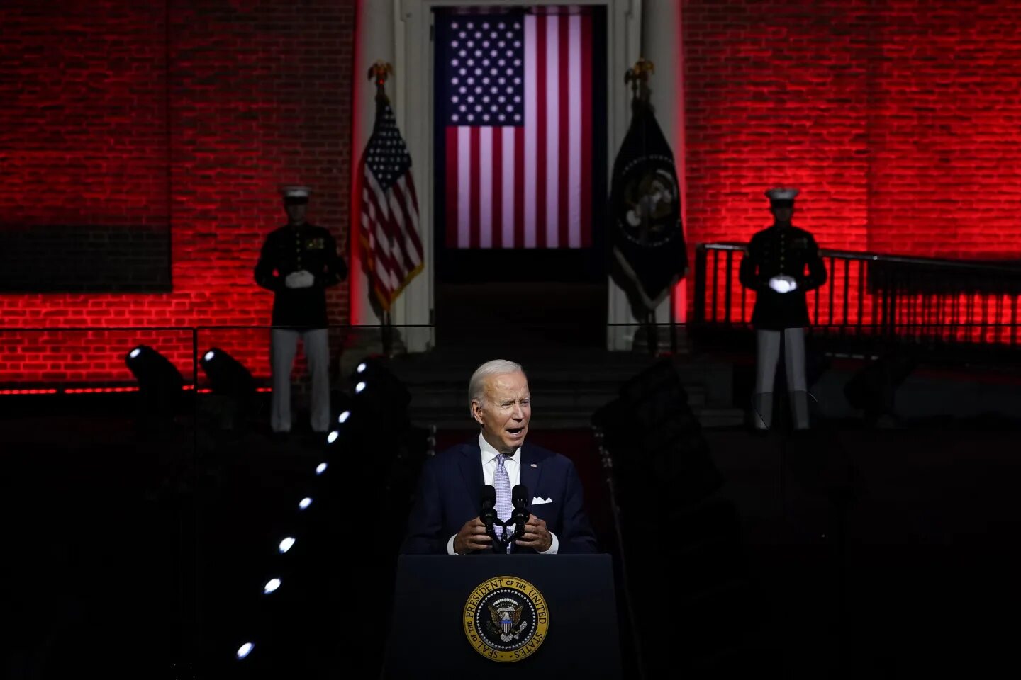 Байден красные. Biden speech on red background. Байден красные. Байден в филадельфии. Джо байден уши.