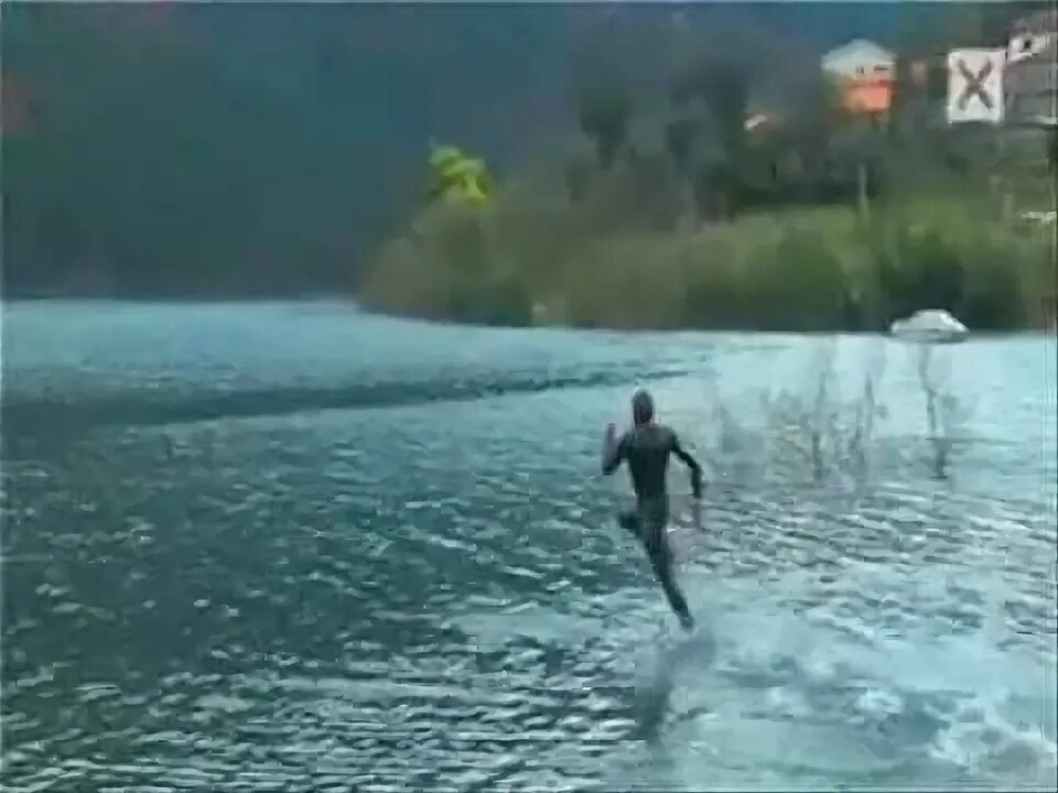 Бежит по воде. Бежит по воде прикол. Ботинки которые ходят по воде. Бег по воде. Море поколено.