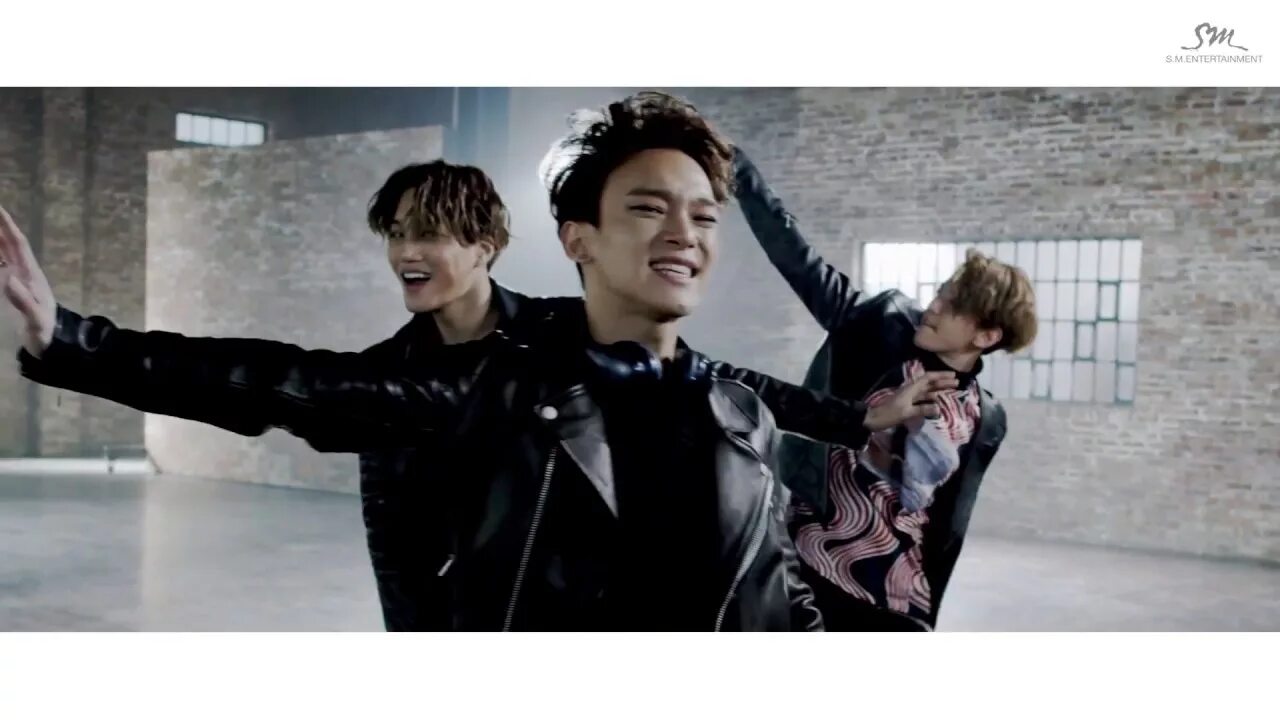 Exo call. Exo call me baby. exo kai call me baby. exo call me baby xiumin. чен из exo пресс.