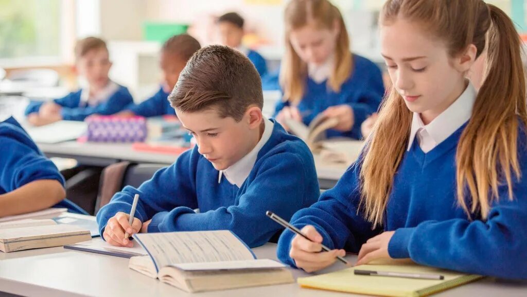 послешкольное образование в великобритании. российские студенты. кембридж университет ученики. образование в англии средняя школа. средняя школа образование в великобритании.